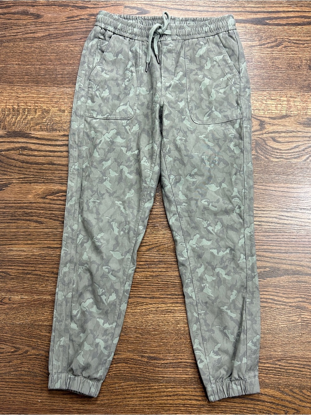 Athleta Farallon Jogger Womens 2 Green Camouflage Pants Drawstring Pockets
